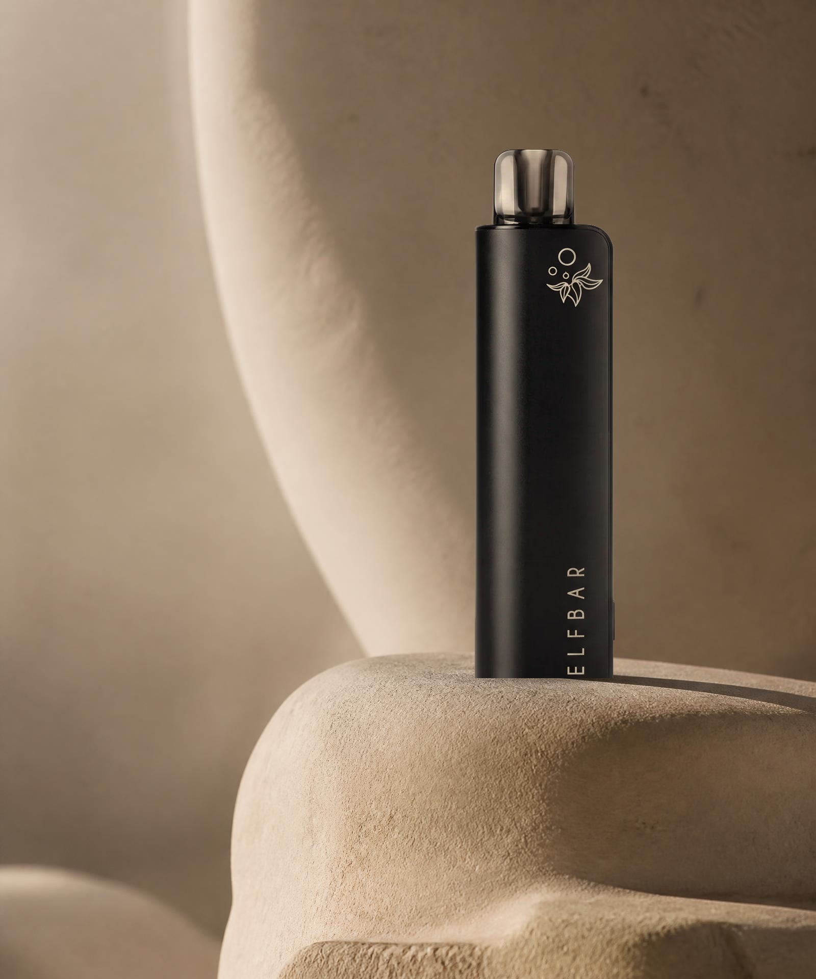 ELFBAR ELFA Master Kit in Schwarz auf einem Steinsockel